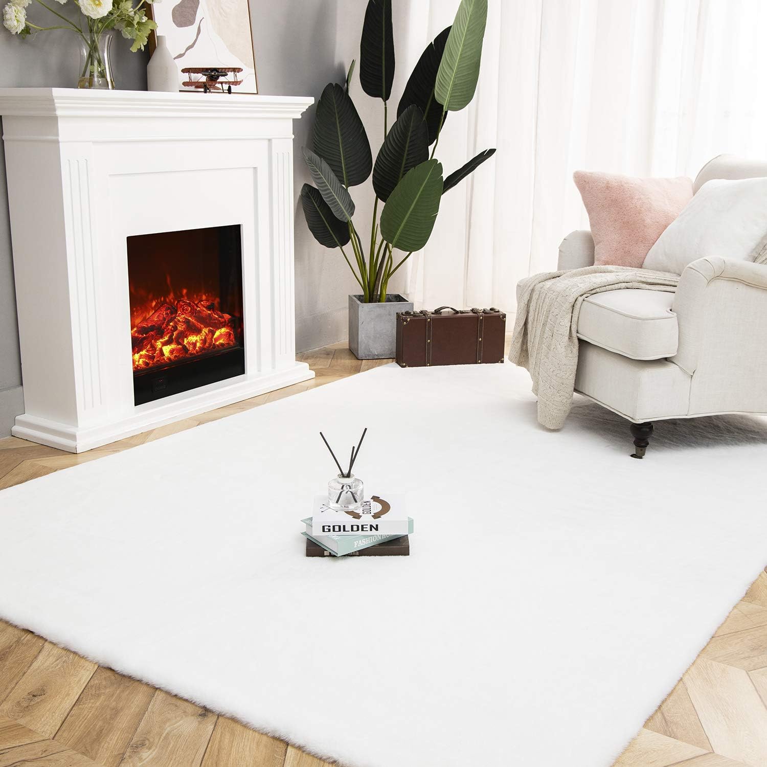 Ashler Faux Fur Rug, Ultra Soft Faux Rabbit Fur, White Area Rugs, 5 x 7 Feet Rectangle, Machine Washable Nursery Decor Throw Rugs for Bedroom, Kids Room, Living Room